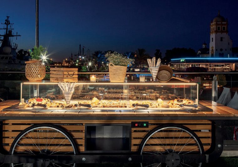 Carro de buffet iluminado de noche