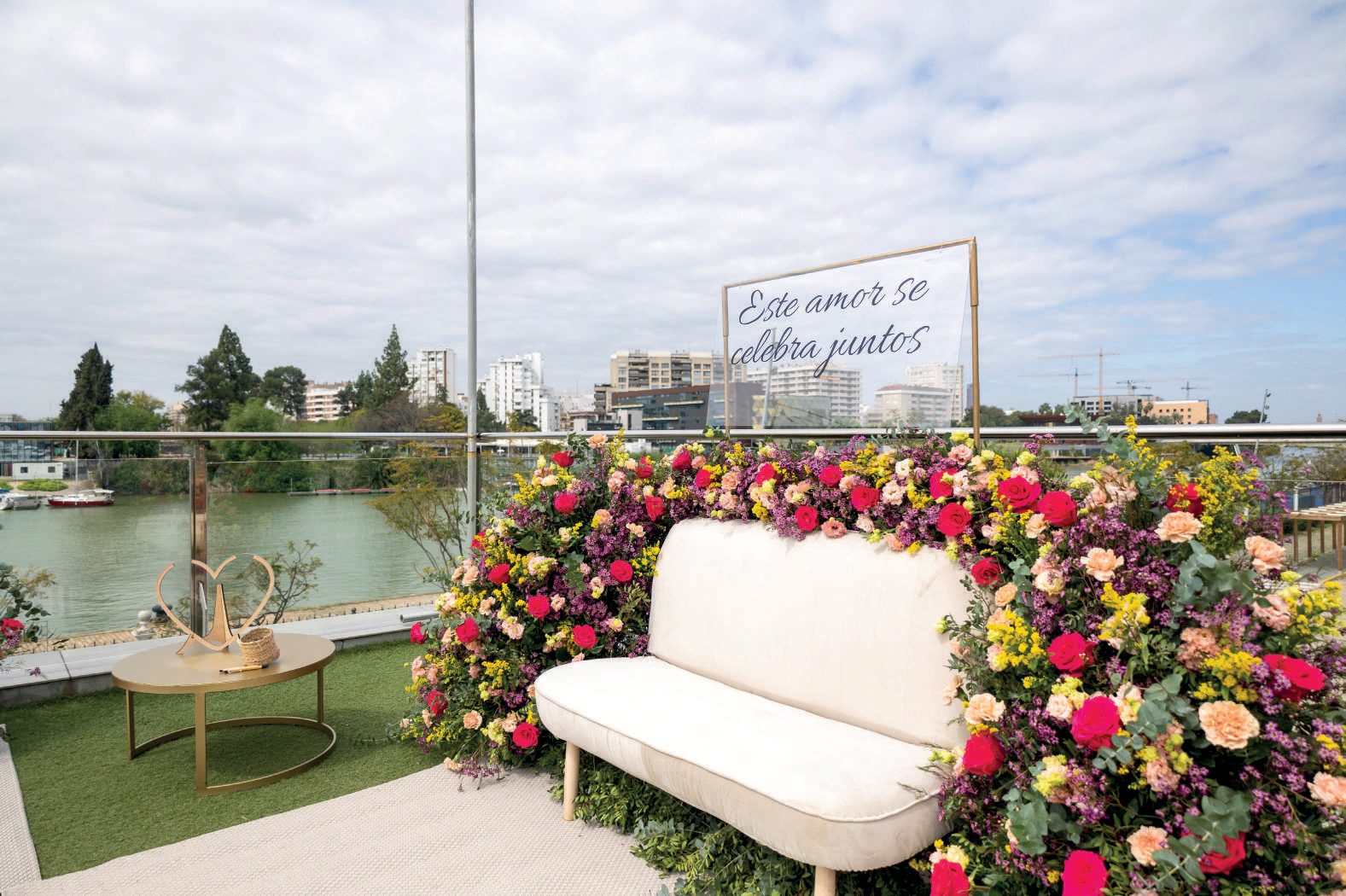 Rincón con flores en la terraza sobre el río
