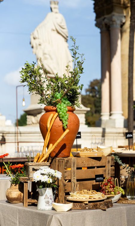 Estación de aperitivos junto a una estatua histórica