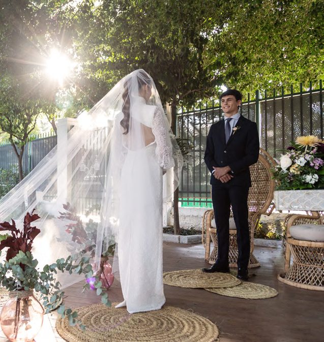 Novios en la ceremonia civil en el jardín