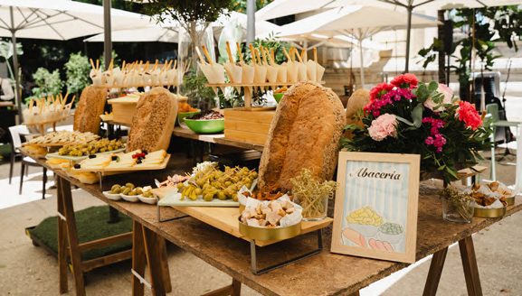 Mesa de aperitivos en el jardín