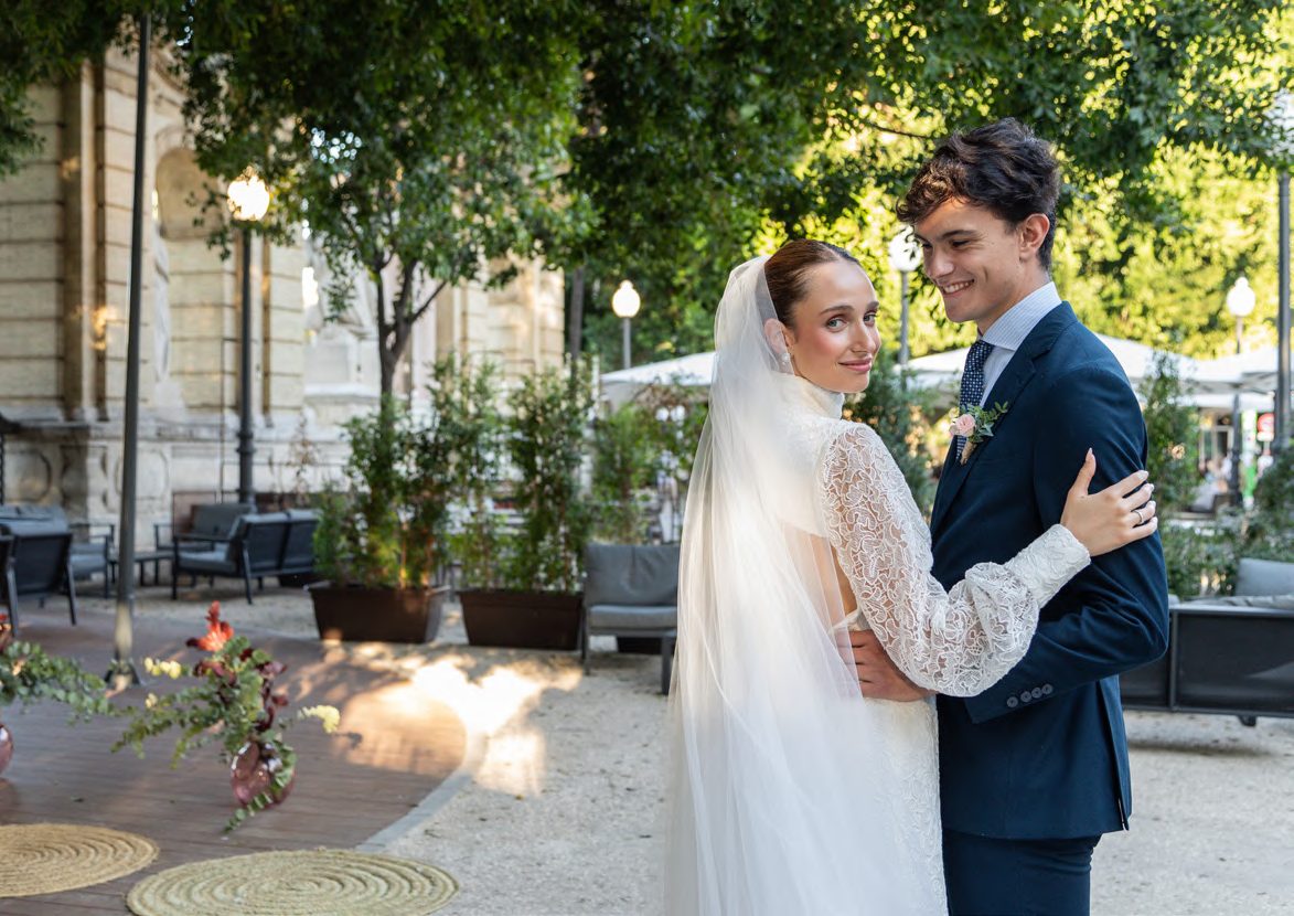 Novios abrazados en el jardín del pabellón