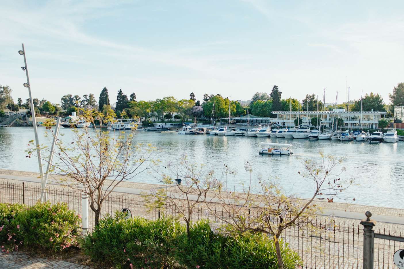 Orilla del Guadalquivir con el puerto deportivo