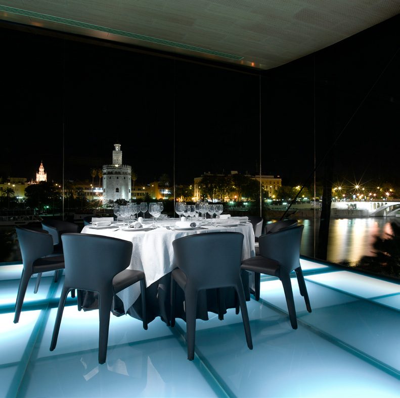 Reservado con vistas a la Torre del Oro de noche