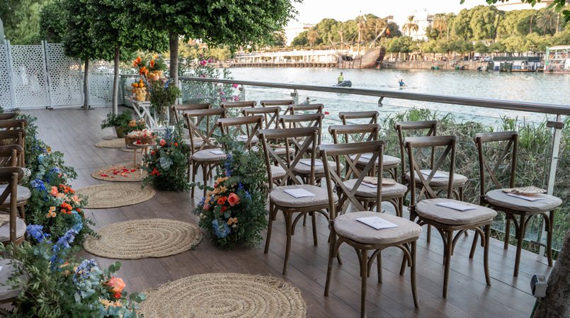 Sillas de ceremonia en la terraza sobre el río