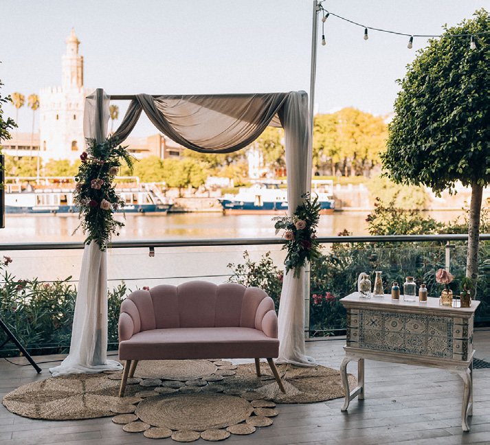 Altar de ceremonia civil con la Torre del Oro al fondo