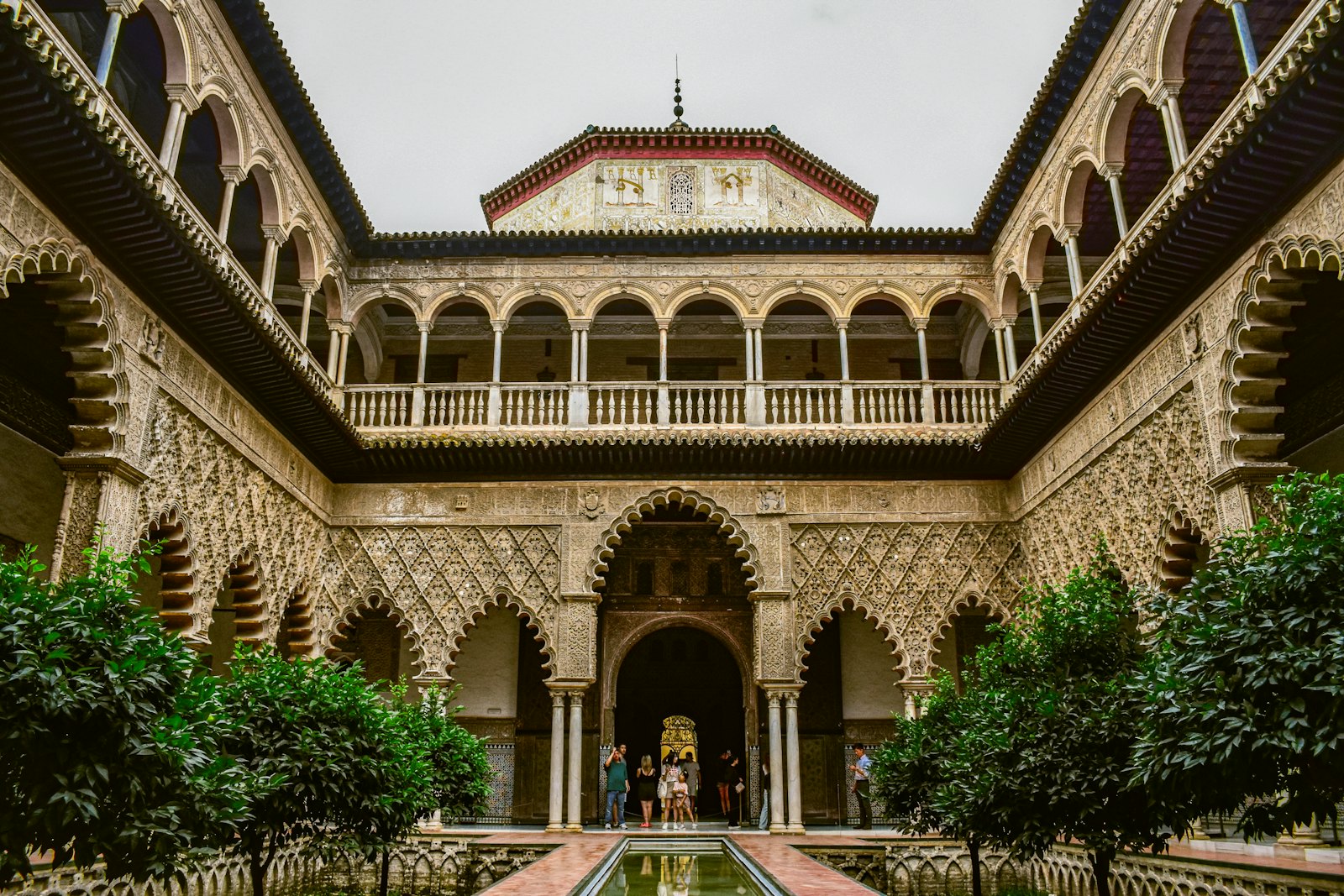 Patio con arcos mudéjares en Sevilla