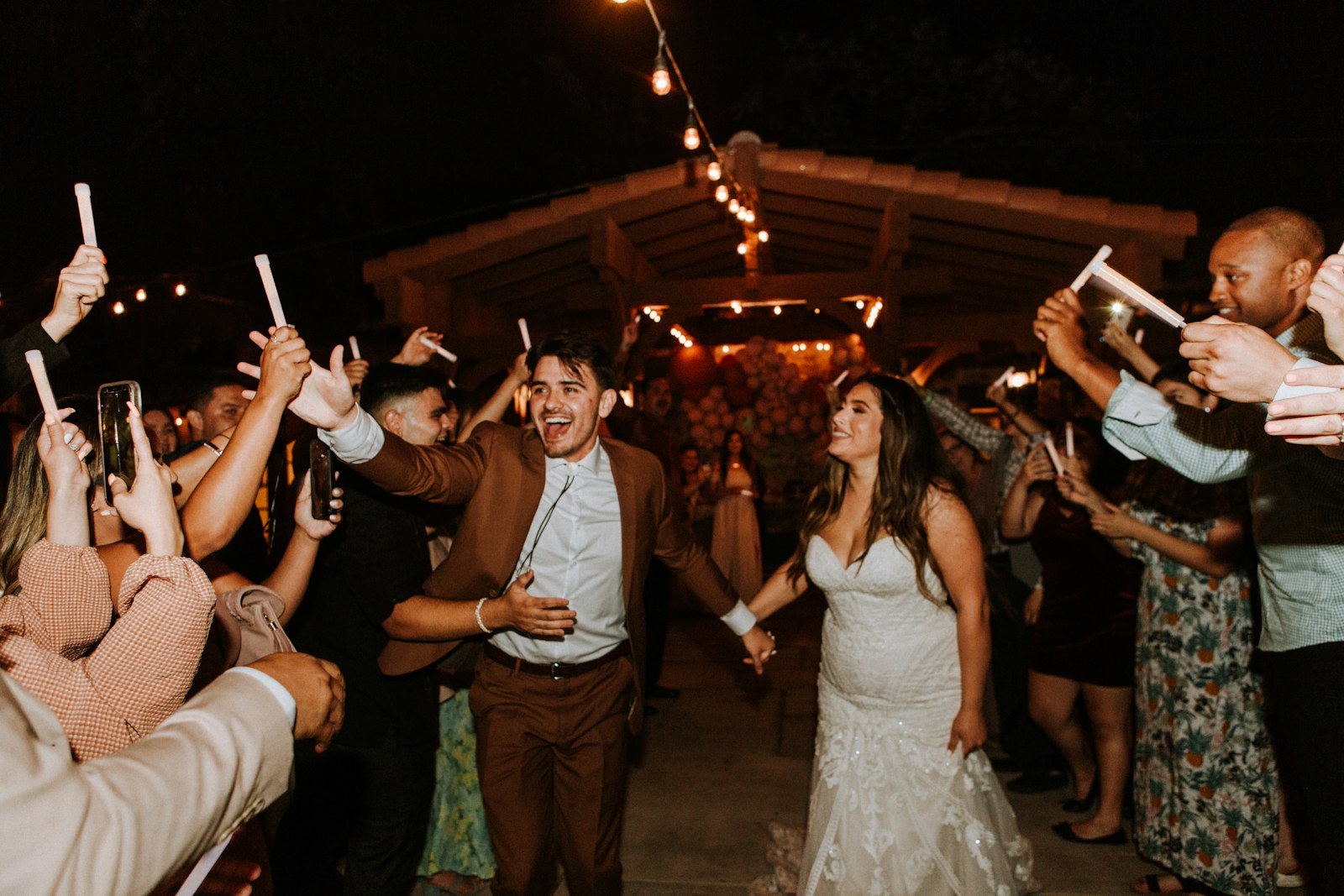 Invitados bailando en un local para fiestas y cumpleaños en Sevilla