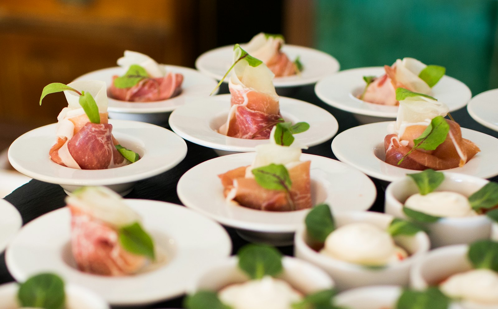Platos de cóctel servidos en un evento