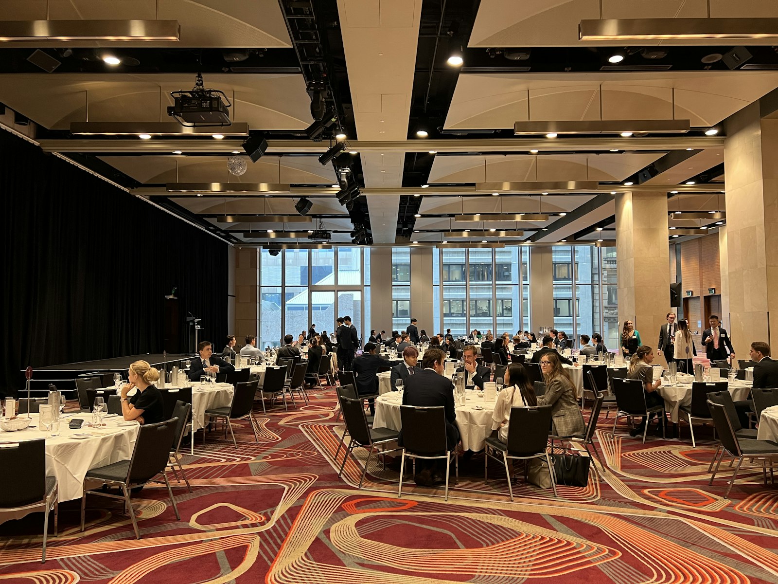 Salón preparado para un evento de empresa en Sevilla