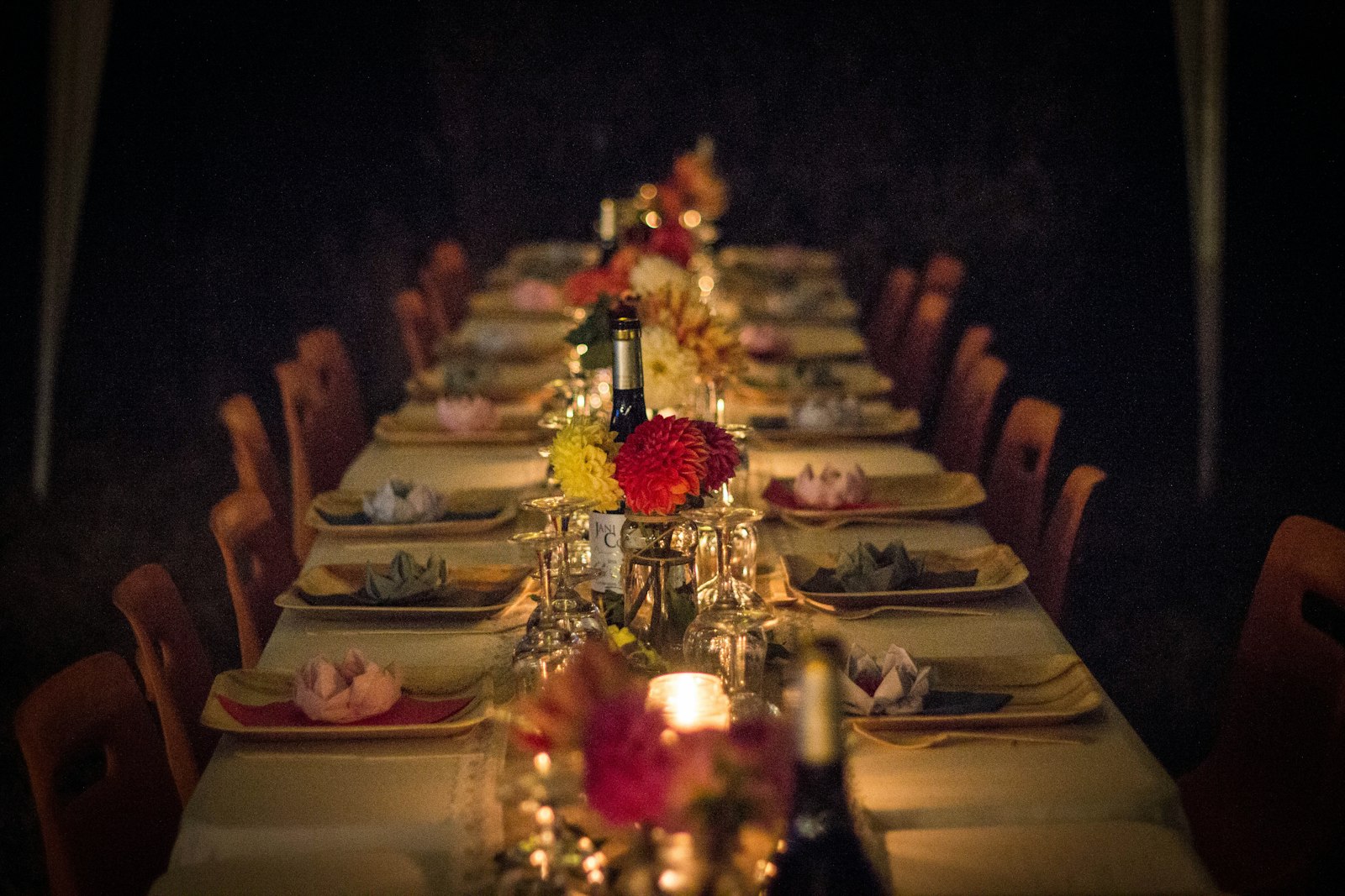 Mesa larga con velas para una cena de empresa
