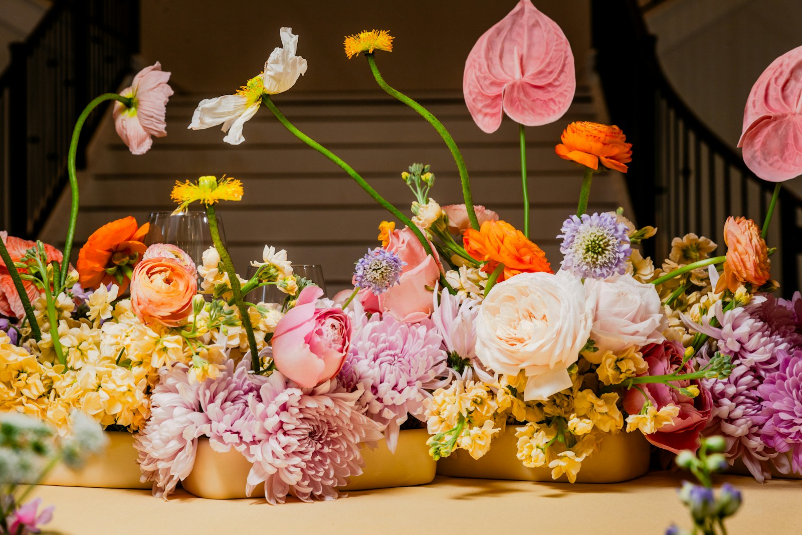 Centro de flores de colores para una mesa de boda