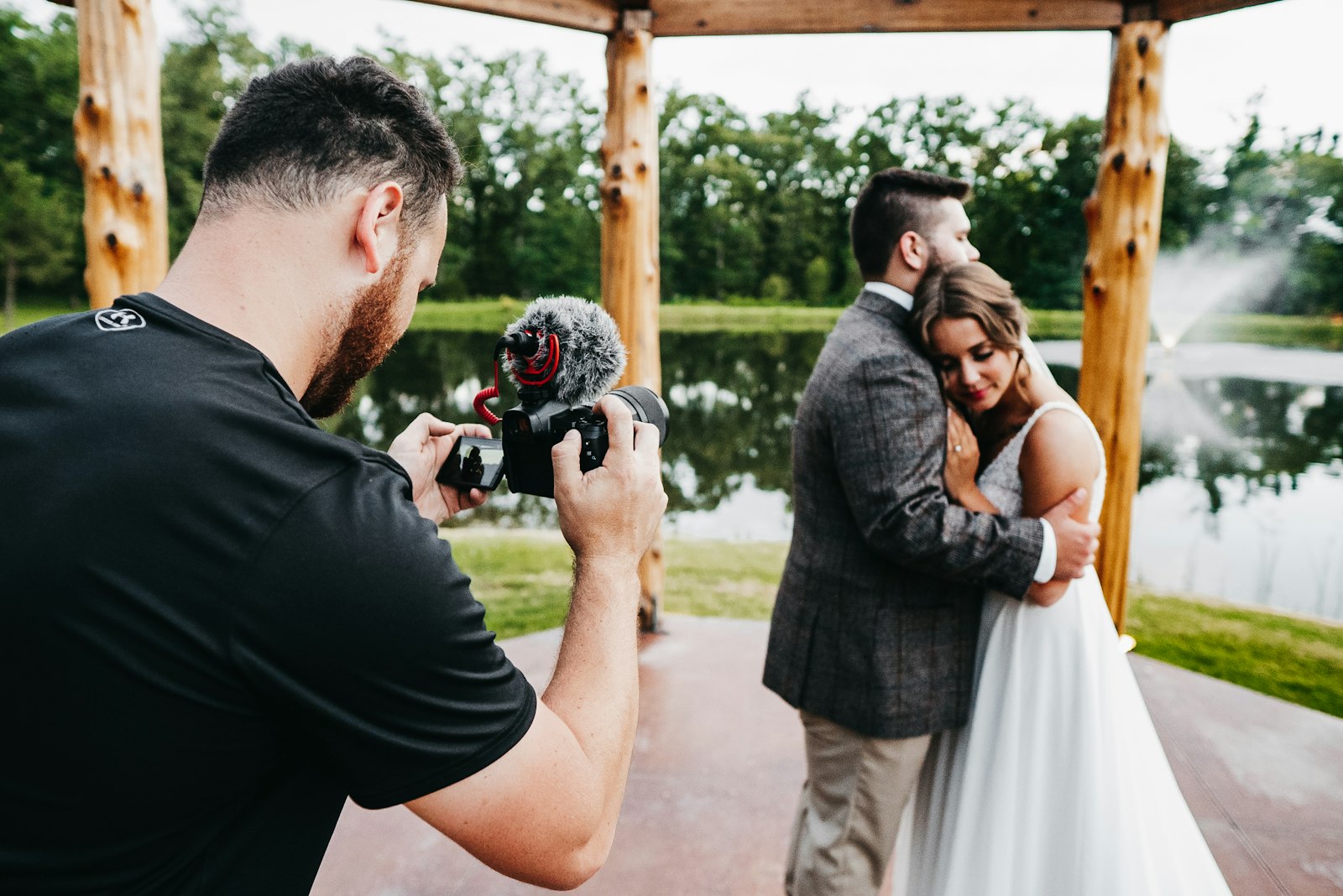 Fotógrafo de bodas trabajando con una pareja