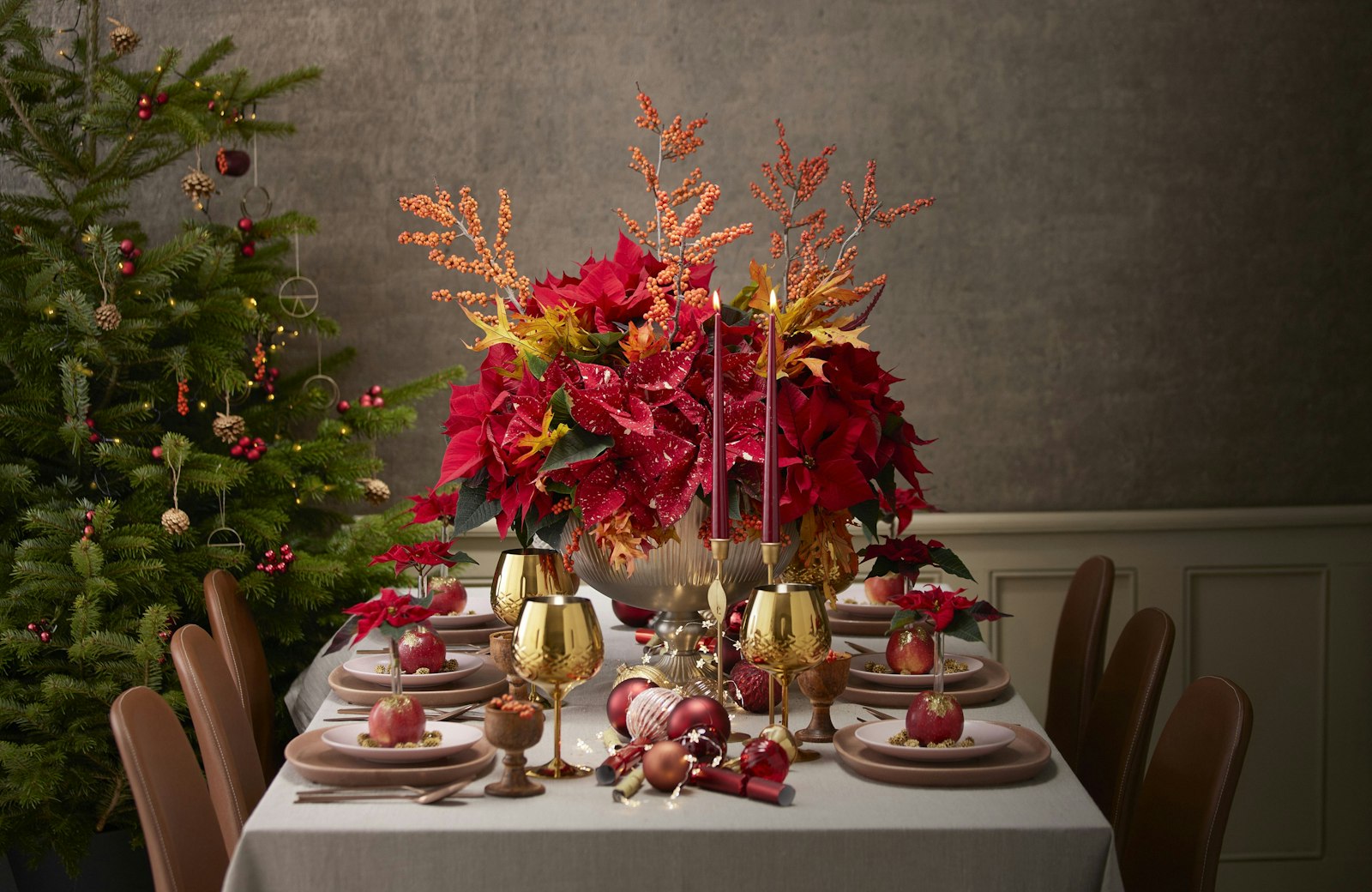 Mesa decorada para una cena de Navidad de empresa