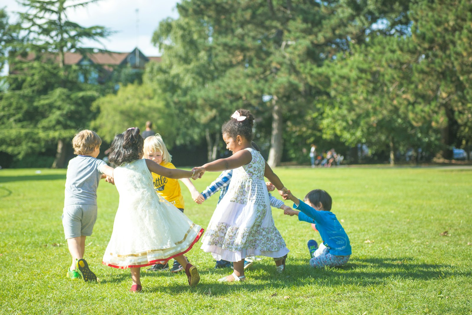Niños jugando en una celebración familiar al aire libre