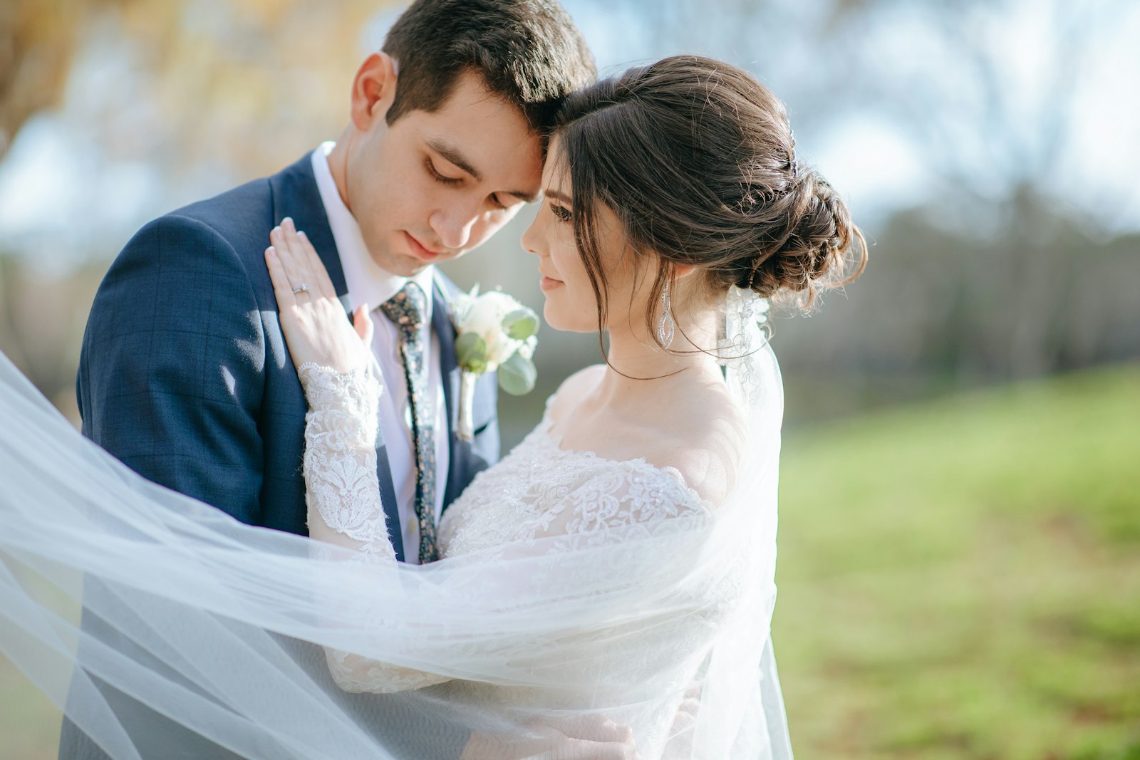 Novios abrazados el día de su boda